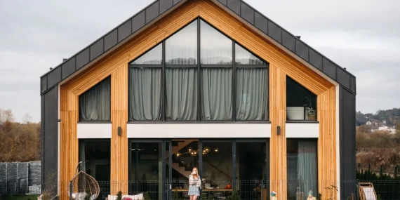 Duże przeszklenia w nowoczesnej stodole